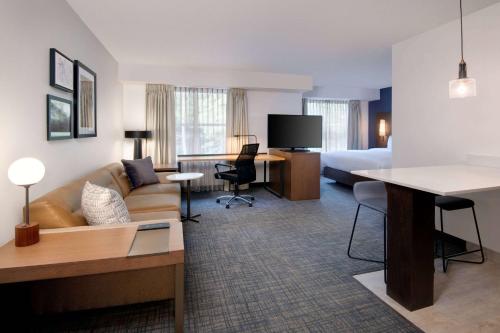 Телевизор и/или развлекательный центр в Sonesta ES Suites Atlanta Alpharetta North Point Mall
