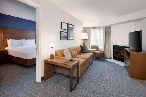 Телевизор и/или развлекательный центр в Sonesta ES Suites Atlanta Alpharetta North Point Mall