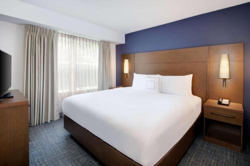 Кровать или кровати в номере Sonesta ES Suites Atlanta Alpharetta North Point Mall