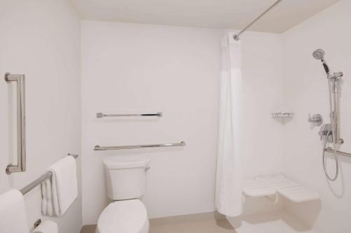 Ванная комната в Sonesta ES Suites Atlanta Alpharetta North Point Mall