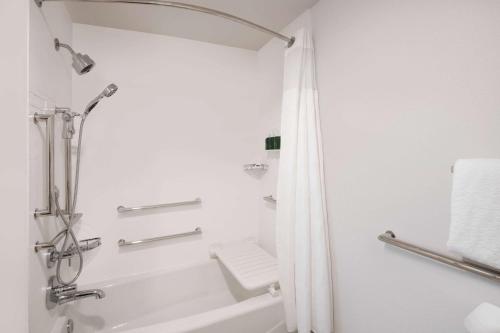 Ванная комната в Sonesta ES Suites Atlanta Alpharetta North Point Mall