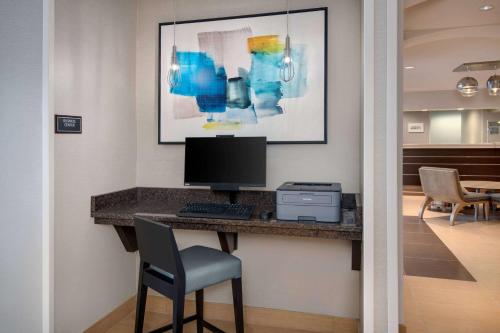 Телевизор и/или развлекательный центр в Sonesta ES Suites Atlanta Alpharetta North Point Mall
