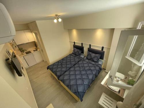 an overhead view of a bed in a small room at Vatos Studio in Vátos