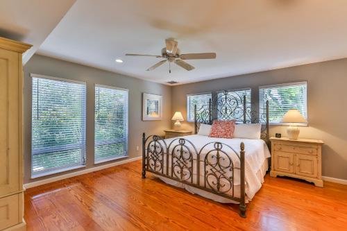 une chambre avec un lit et un ventilateur de plafond dans l'établissement Secret Harbor, à Sanibel