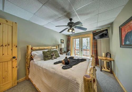 um quarto com uma cama com dois gatos deitados sobre ela em Amazing Creek View Cabin w/ Hot Tub, Firepit & Pool Table em Ellijay