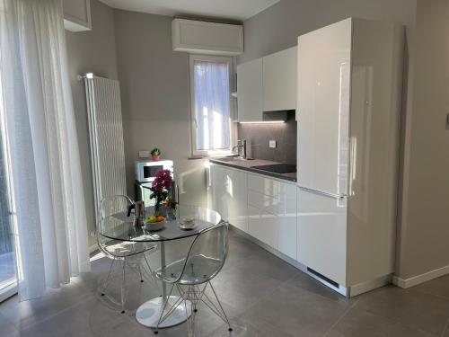 a kitchen with a table and chairs in a kitchen at Domus Pyrus Apartments in Pero
