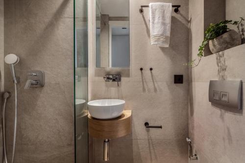 A bathroom at Point Ephemere Beachfront Apartments