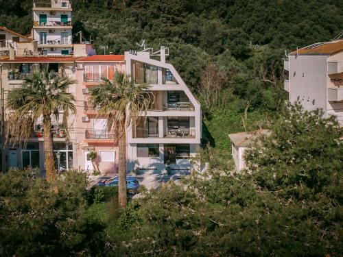 Το κτήριο όπου στεγάζεται  το διαμέρισμα