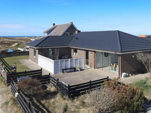 Nørre Vorupørにある10 person holiday home in Thistedの大きなデッキが目の前にある家