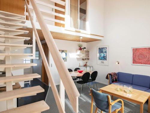 Vestervigにある5 person holiday home in Vestervigのリビングルーム(階段、テーブル、椅子付)