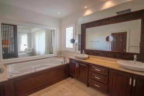 Koupelna v ubytování La Guappa - ocean front luxury villa in exclusive Punta Cana golf and beach resort
