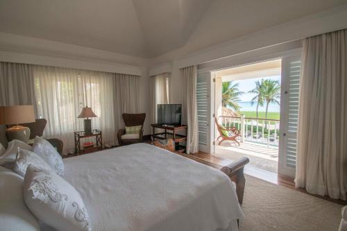 Postel nebo postele na pokoji v ubytování La Guappa - ocean front luxury villa in exclusive Punta Cana golf and beach resort