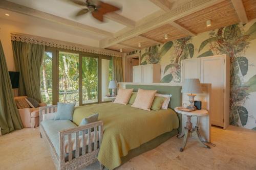 Χώρος καθιστικού στο One-of-a-kind villa with open spaces and amazing views in luxury beach resort