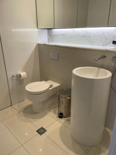 Koupelna v ubytování 4 Bedroom Huge Sub Penthouse Oracle Level 31 Magnif VIEWS 260m2 Family Skyhome Sleeps 8 Adults and 2 Children, Sofa Bed Portacot, High Chair Central to Everything Resort Skyhome 5 STAR Luxury