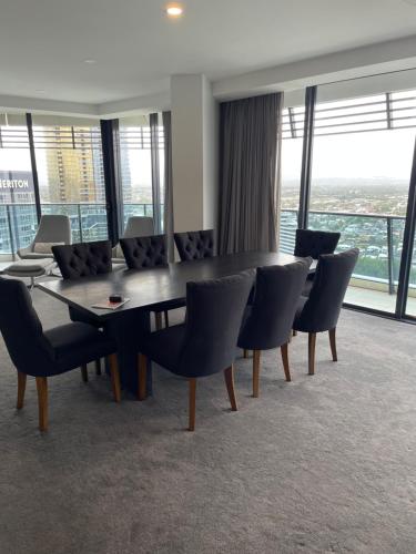 Posezení v ubytování 4 Bedroom Huge Sub Penthouse Oracle Level 31 Magnif VIEWS 260m2 Family Skyhome Sleeps 8 Adults and 2 Children, Sofa Bed Portacot, High Chair Central to Everything Resort Skyhome 5 STAR Luxury
