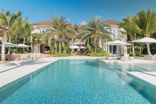 בריכת השחייה שנמצאת ב-Unique lake-front 10-bedroom mansion in most luxurious resort of the caribbean או באזור