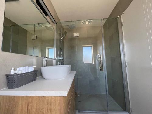 A bathroom at 4 bedroom home fully furnished in Papakura, Auckland