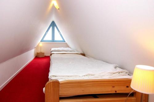 two beds in a room with a window at Ferienhaus in Wohlenberg nahe der Ostsee in Wohlenberg
