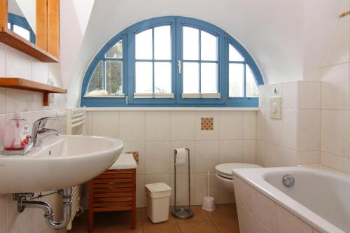a bathroom with a sink and a tub and a toilet at Ferienhaus in Wohlenberg nahe der Ostsee in Wohlenberg