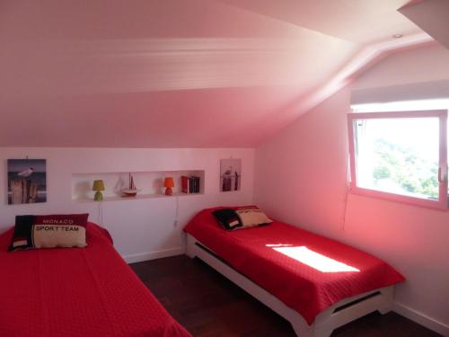 une chambre avec deux lits et une fenêtre dans l'établissement Holiday Home in Perros-Guirec Pink Granite Coast, à Perros-Guirec