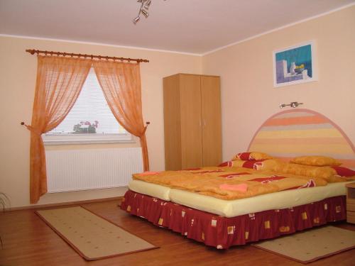 ein Schlafzimmer mit einem Bett mit einer Hello-Kitty-Bettdecke in der Unterkunft Horváthapartman in Bük