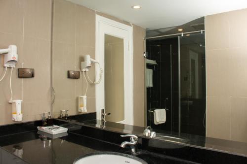 Ένα μπάνιο στο New Century Hotel