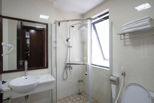y baño con ducha, lavamanos y ducha. en LUXURY II HOTEL, en Ha Long