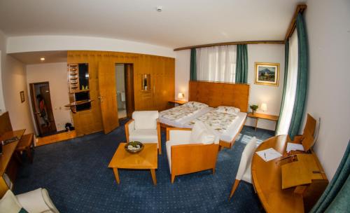 ein Hotelzimmer mit einem Bett, einem Tisch und Stühlen in der Unterkunft Rooms Savinja in Laško