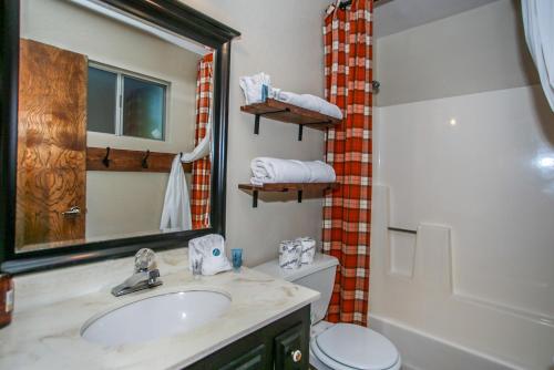 Et badeværelse på Moonridge Cottage-1817 by Big Bear Vacations