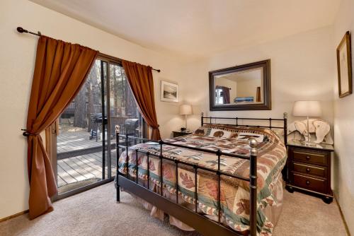 Giường trong phòng chung tại Moose Inn-1836 by Big Bear Vacations