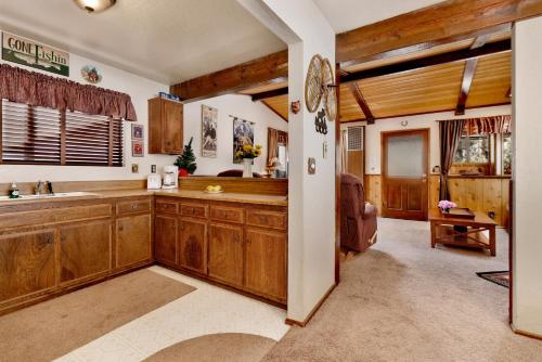 Nhà bếp/bếp nhỏ tại Moose Inn-1836 by Big Bear Vacations