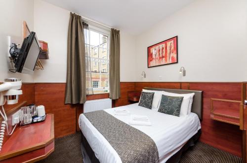 Postel nebo postele na pokoji v ubytování Wardonia Hotel Kings Cross