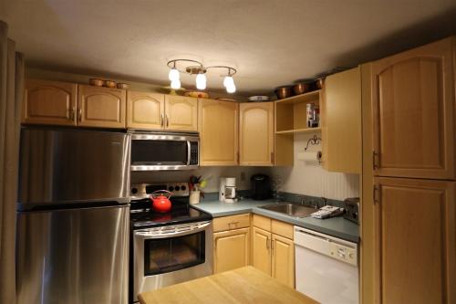 Een keuken of kitchenette bij Pet Friendly Condo In Waterville Estates Close To Campton Ski Area - Kr2ae
