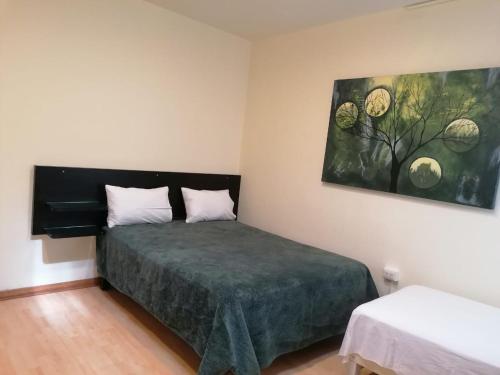 - une chambre avec un lit et une peinture murale dans l'établissement Miraflores Rooms, à Lima