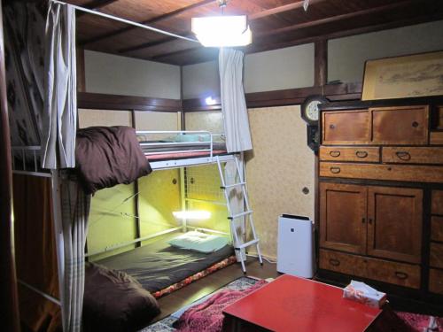 เตียงสองชั้นในห้องที่ Guesthouse Kotohira