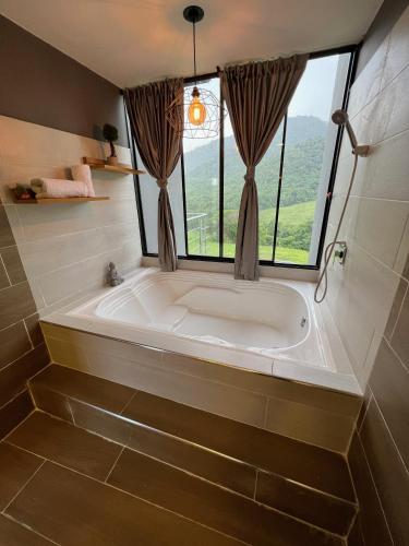 a bath tub in a bathroom with a window at Estadero Bello Horizonte in Florencia