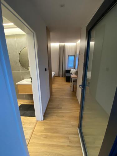 een hal die leidt naar een kamer met een badkamer bij FamilyFitHouse in Bystrzyca