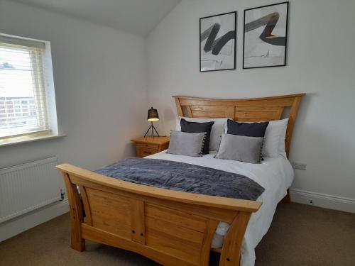 Un pat sau paturi într-o cameră la The Stables a Contractor Family 2 bed Town House in Central Melton Mowbray