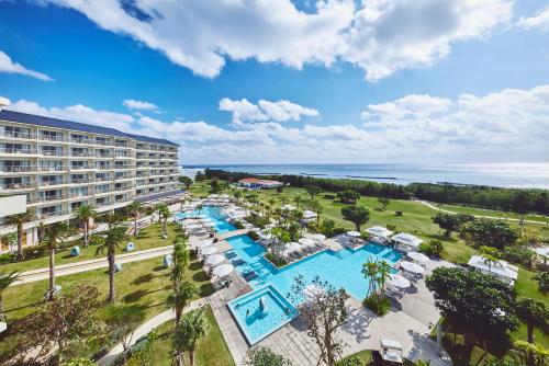 Вид на бассейн в ANA InterContinental Ishigaki Resort, an IHG Hotel или окрестностях