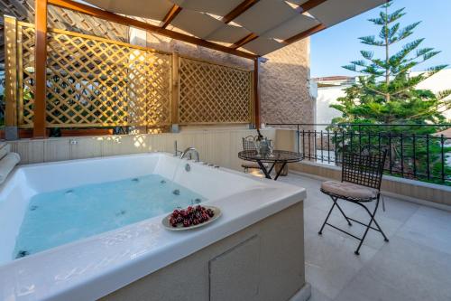 duża wanna z miską owoców w niej w obiekcie IPELHOME - Plaka Boutique Apartments w Atenach