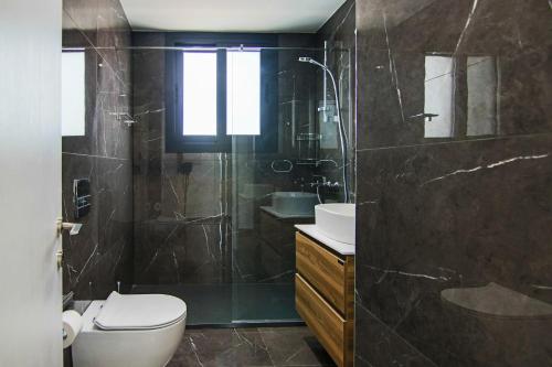 La salle de bains est pourvue d'une douche, de toilettes et d'un lavabo. dans l'établissement Phaedrus Living: Sea View Anna Residence 201, à Limassol