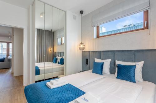 En eller flere senge i et værelse på Ambria Apartments Platan Complex