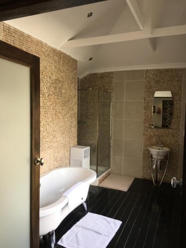 ein Badezimmer mit einer Badewanne und einem Waschbecken in der Unterkunft Melville Turret Guesthouse in Johannesburg