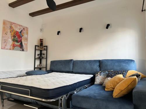 - un lit installé sur un canapé bleu dans l'établissement Adosado de lujo en Olivanova Golf con 3 dormitorios, à Oliva