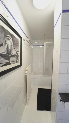 a white bathroom with a shower and a picture at Air Appartement in Zaventem