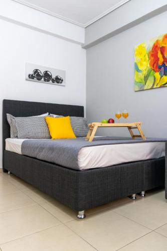 Ένα ή περισσότερα κρεβάτια σε δωμάτιο στο C3 Modern Spartan Apartment