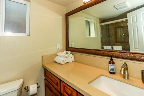 une salle de bain avec un lavabo et un miroir dans l'établissement Bohemia Big Bear-1926 by Big Bear Vacations, à Big Bear Lake