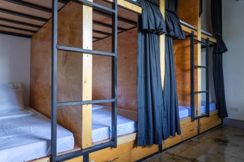 莫阿爾博阿的住宿－MOMO Hostel，客房内的两张双层床