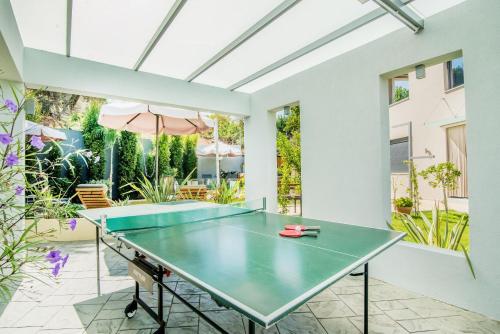 Πινγκ πονγκ στο Villa Alyona ή εκεί κοντά
