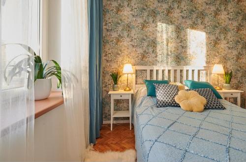 sypialnia z łóżkiem z niebieską kołdrą w obiekcie Apartament Pod Wierzbą Olsztyn Śródmieście w Olsztynie